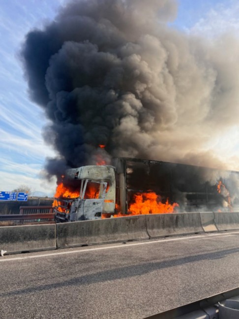 Katastrophe verhindert: LKW auf Innkreisautobahn bei Sattledt in Flammen aufgegangen