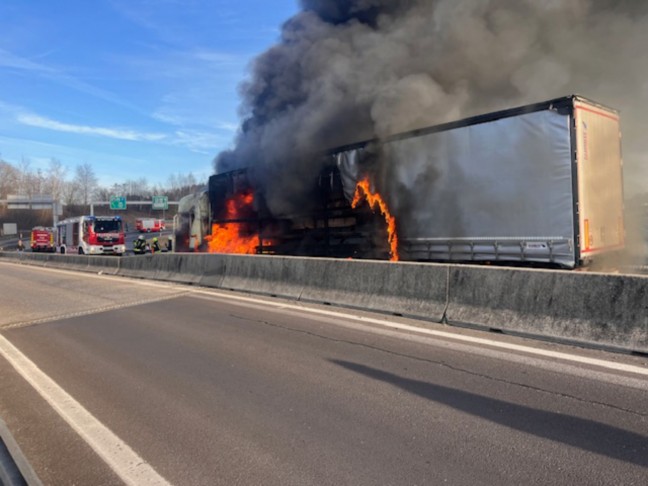 Katastrophe verhindert: LKW auf Innkreisautobahn bei Sattledt in Flammen aufgegangen
