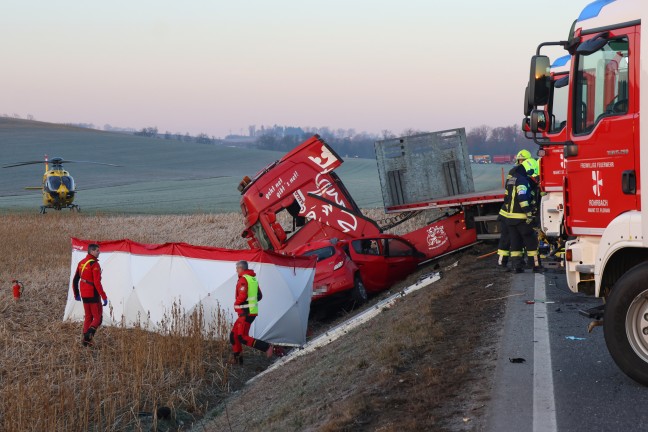 Tdlicher Verkehrsunfall: Autolenker (29) starb bei Kollision mit LKW in St. Florian
