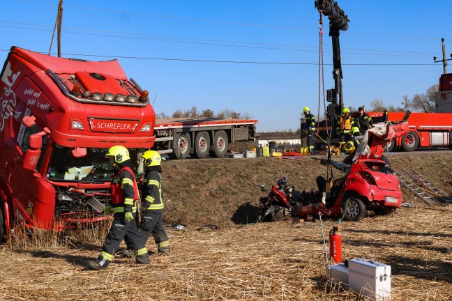 Tdlicher Verkehrsunfall: Autolenker (29) starb bei Kollision mit LKW in St. Florian