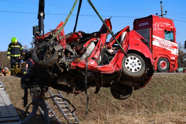 Tdlicher Verkehrsunfall: Autolenker (29) starb bei Kollision mit LKW in St. Florian