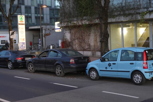 Dauerparker: Auto parkt seit Monaten in 90 Minuten-Kurzparkzone vor Bahnhof in Wels-Innenstadt