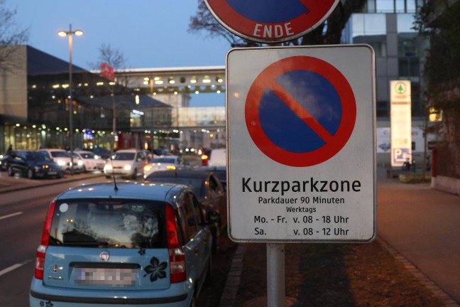Dauerparker: Auto parkt seit Monaten in 90 Minuten-Kurzparkzone vor Bahnhof in Wels-Innenstadt