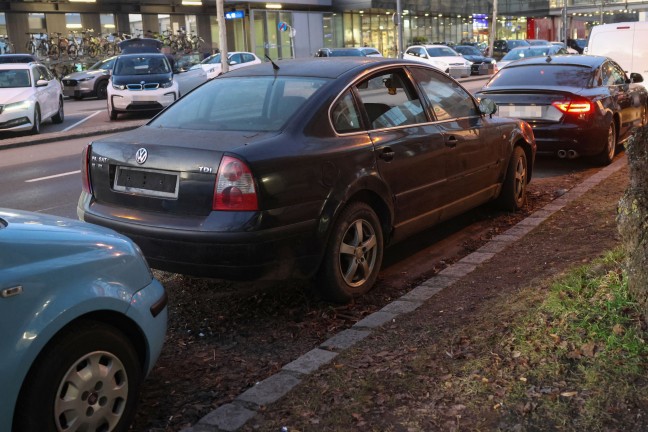 Dauerparker: Auto parkt seit Monaten in 90 Minuten-Kurzparkzone vor Bahnhof in Wels-Innenstadt