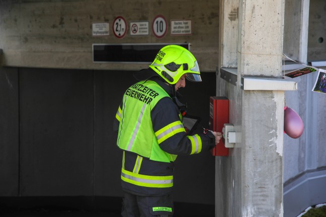Vergiftungsalarm ausgelst: Feuerwehr in Tiefgarage einer Wohnanlage in Marchtrenk im Einsatz