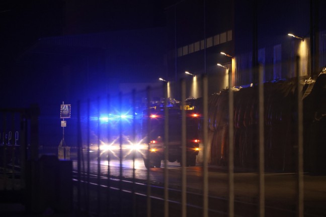 Einsatzkrfte zweier Feuerwehren bei Brand bei einem Abfallverwertungsunternehmen in Enns im Einsatz