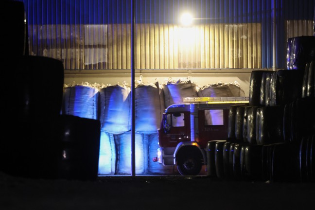 Einsatzkrfte zweier Feuerwehren bei Brand bei einem Abfallverwertungsunternehmen in Enns im Einsatz