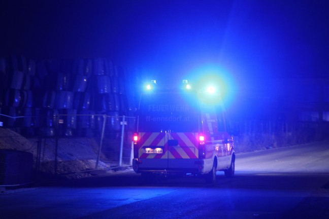 Einsatzkrfte zweier Feuerwehren bei Brand bei einem Abfallverwertungsunternehmen in Enns im Einsatz