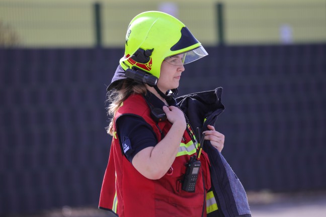 Chlorgasalarm: Einsatzkrfte der Feuerwehr im Freibad in Marchtrenk im Einsatz