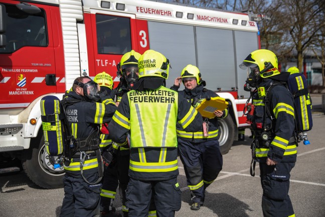 Chlorgasalarm: Einsatzkrfte der Feuerwehr im Freibad in Marchtrenk im Einsatz