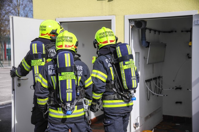 Chlorgasalarm: Einsatzkrfte der Feuerwehr im Freibad in Marchtrenk im Einsatz