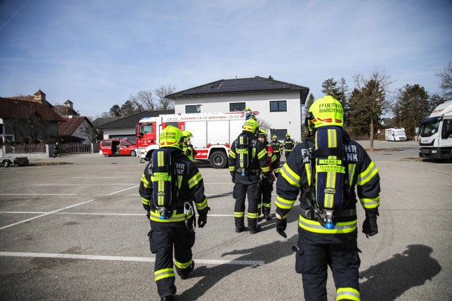 Chlorgasalarm: Einsatzkrfte der Feuerwehr im Freibad in Marchtrenk im Einsatz