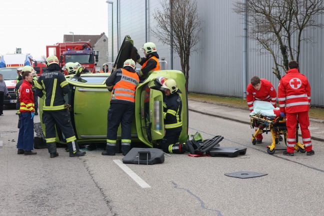 Personenrettung: Feuerwehr befreit Lenker nach schwerem Verkehrsunfall in Wels-Schafwiesen aus Auto