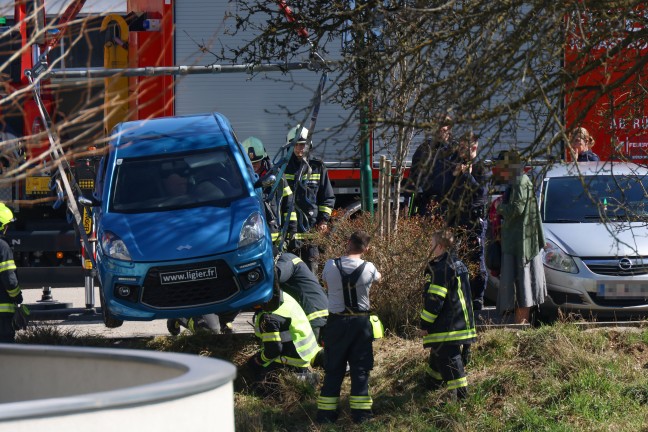 Unbeabsichtigte Fahrt ins Grne: Feuerwehr hob Mopedauto in Sattledt mit Kran aus Bschung