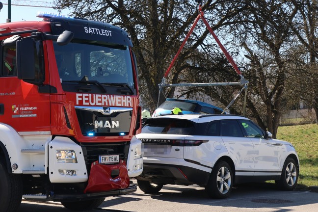 Unbeabsichtigte Fahrt ins Grne: Feuerwehr hob Mopedauto in Sattledt mit Kran aus Bschung