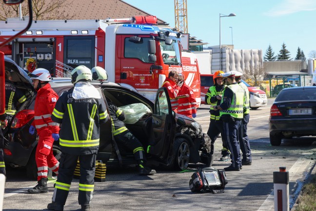 Drei teils Schwerverletzte bei schwerem Kreuzungscrash auf Gmundener Strae bei Laakirchen