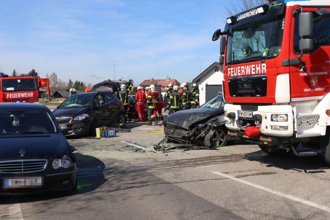 Drei teils Schwerverletzte bei schwerem Kreuzungscrash auf Gmundener Strae bei Laakirchen