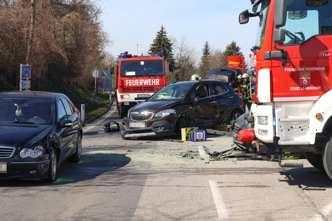 Drei teils Schwerverletzte bei schwerem Kreuzungscrash auf Gmundener Strae bei Laakirchen