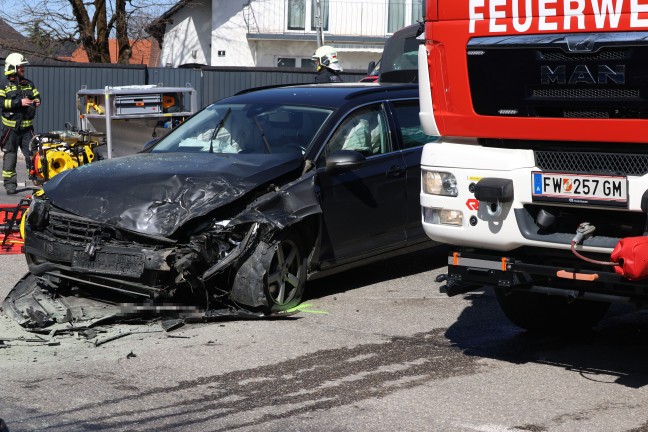 Drei teils Schwerverletzte bei schwerem Kreuzungscrash auf Gmundener Strae bei Laakirchen