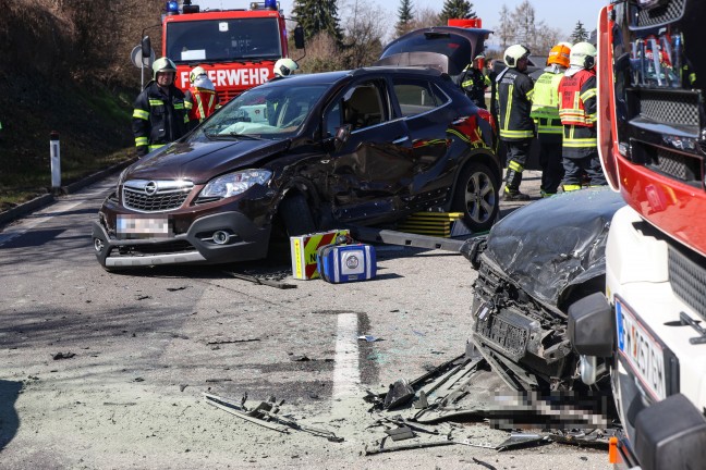 Drei teils Schwerverletzte bei schwerem Kreuzungscrash auf Gmundener Strae bei Laakirchen