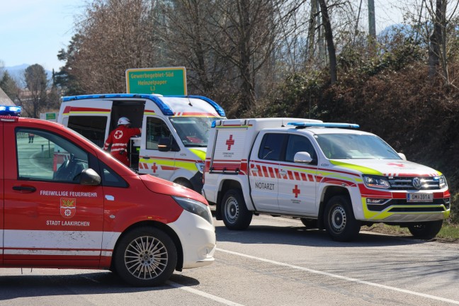 Drei teils Schwerverletzte bei schwerem Kreuzungscrash auf Gmundener Strae bei Laakirchen