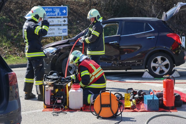 Drei teils Schwerverletzte bei schwerem Kreuzungscrash auf Gmundener Strae bei Laakirchen