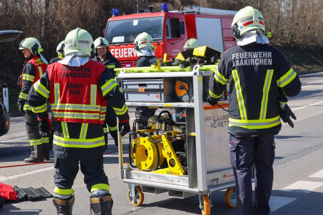 Drei teils Schwerverletzte bei schwerem Kreuzungscrash auf Gmundener Strae bei Laakirchen