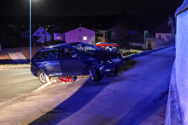 Schwerer Verkehrsunfall: Insassen nach Autoberschlag in Stadl-Paura allesamt unverletzt