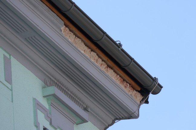 Grere Teile einer Stuckfassade an einem Gebude in Wels-Innenstadt abgestrzt