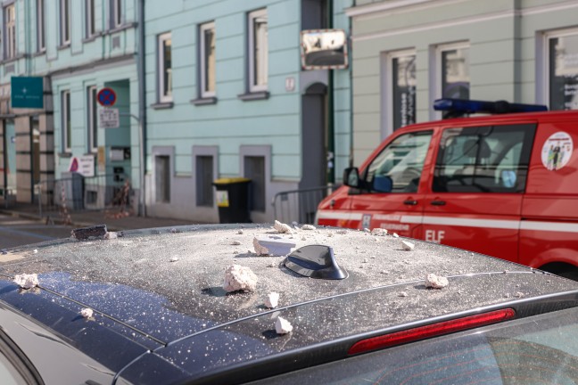 Grere Teile einer Stuckfassade an einem Gebude in Wels-Innenstadt abgestrzt