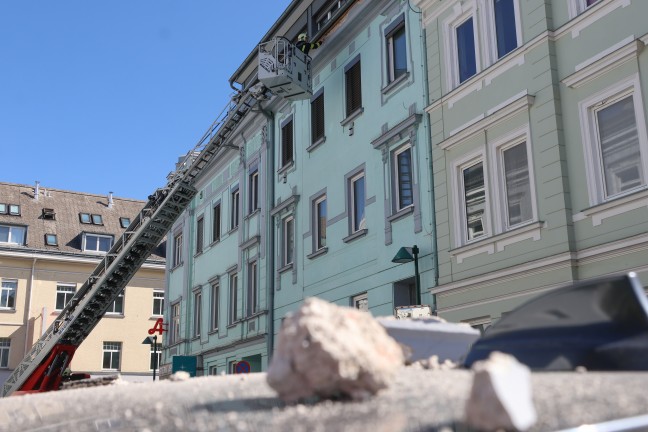 Grere Teile einer Stuckfassade an einem Gebude in Wels-Innenstadt abgestrzt