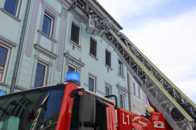 Grere Teile einer Stuckfassade an einem Gebude in Wels-Innenstadt abgestrzt