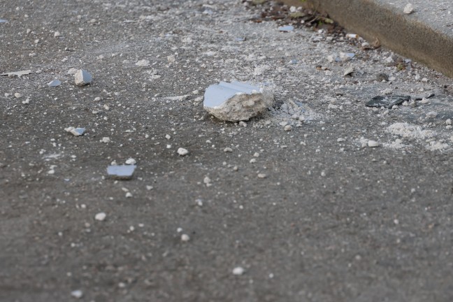 Grere Teile einer Stuckfassade an einem Gebude in Wels-Innenstadt abgestrzt