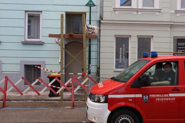 Grere Teile einer Stuckfassade an einem Gebude in Wels-Innenstadt abgestrzt