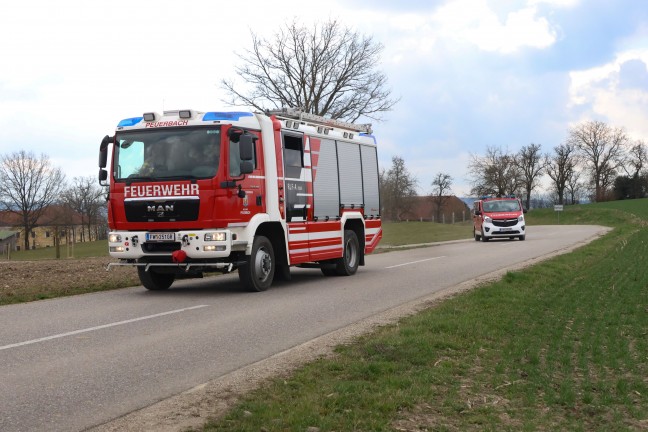 Sieben Feuerwehren bei Personenrettung nach Arbeitsunfall in Kallham im Einsatz