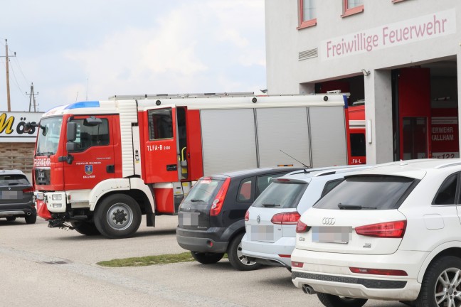 Sieben Feuerwehren bei Personenrettung nach Arbeitsunfall in Kallham im Einsatz