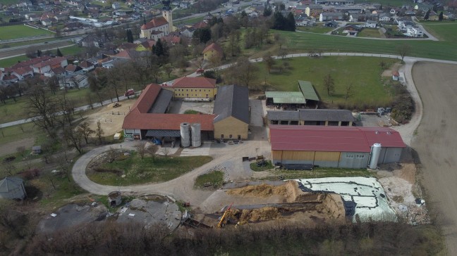 Sieben Feuerwehren bei Personenrettung nach Arbeitsunfall in Kallham im Einsatz