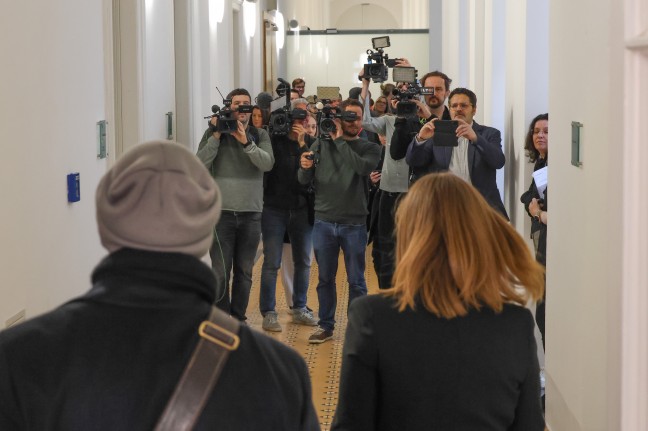 rztin beging Suizid: Sehr groes Medieninteresse bei Prozessauftakt um verschickte Hassnachrichten