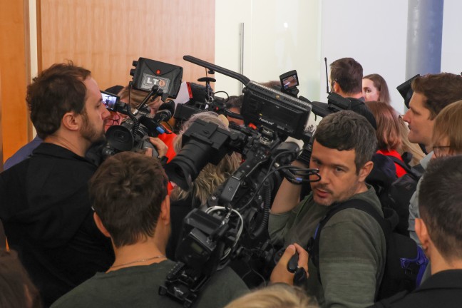 rztin beging Suizid: Sehr groes Medieninteresse bei Prozessauftakt um verschickte Hassnachrichten