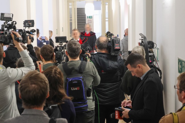 rztin beging Suizid: Sehr groes Medieninteresse bei Prozessauftakt um verschickte Hassnachrichten