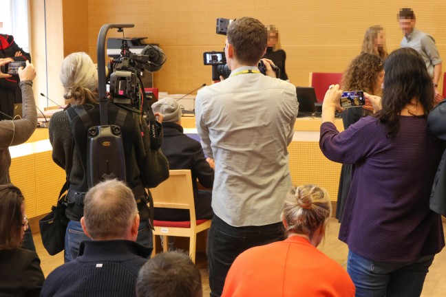 rztin beging Suizid: Sehr groes Medieninteresse bei Prozessauftakt um verschickte Hassnachrichten