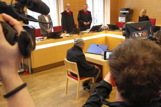 rztin beging Suizid: Sehr groes Medieninteresse bei Prozessauftakt um verschickte Hassnachrichten