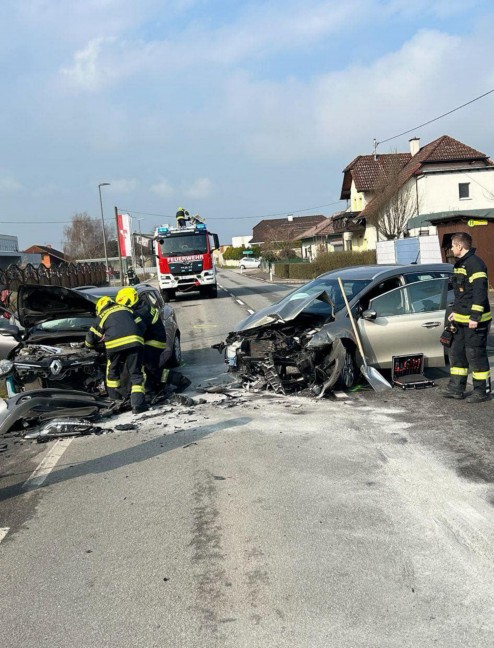 Aufrumarbeiten nach heftigem Crash zweier PKW in Pucking