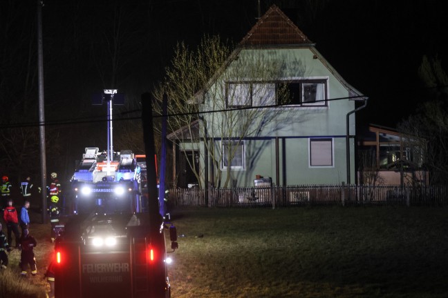 Fnf Feuerwehren bei Brand in einem leerstehenden Haus in Wilhering im Einsatz