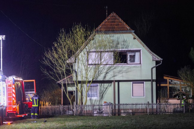 Fnf Feuerwehren bei Brand in einem leerstehenden Haus in Wilhering im Einsatz