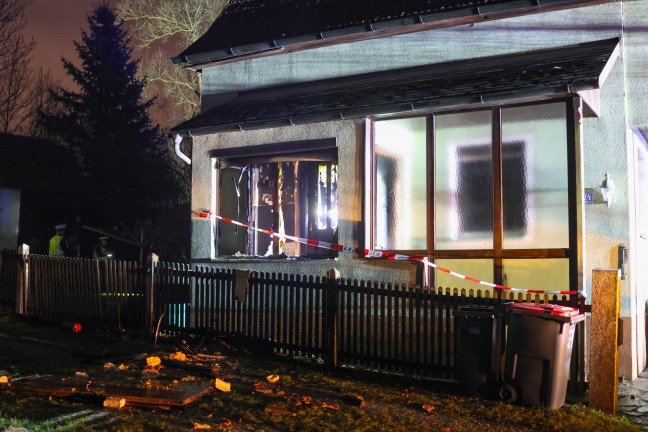 Fnf Feuerwehren bei Brand in einem leerstehenden Haus in Wilhering im Einsatz