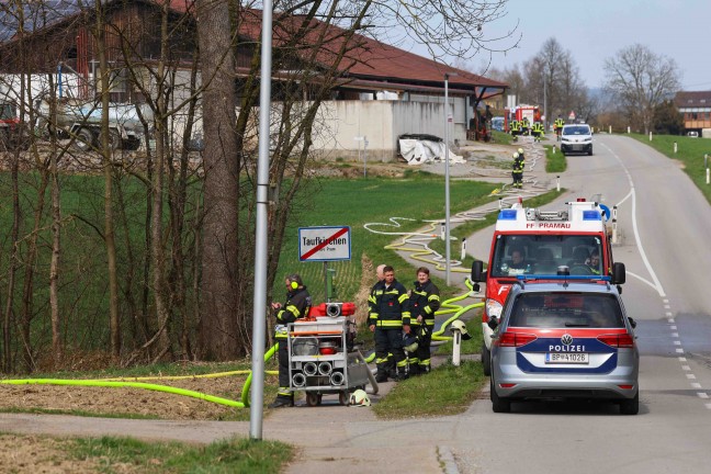 Alarmstufe 3: Groeinsatz fr 19 Feuerwehren bei Gebudebrand in Taufkirchen an der Pram