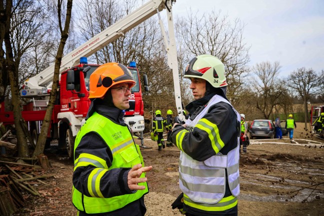 Alarmstufe 3: Groeinsatz fr 19 Feuerwehren bei Gebudebrand in Taufkirchen an der Pram