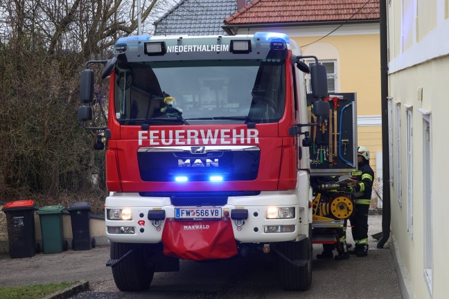 Personenrettung in Niederthalheim: Einsatzkrfte zu unter Hoflader eingeklemmten Person gerufen