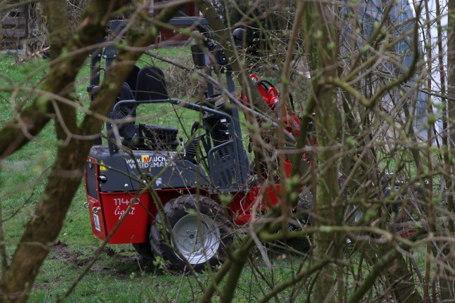 Personenrettung in Niederthalheim: Einsatzkrfte zu unter Hoflader eingeklemmten Person gerufen